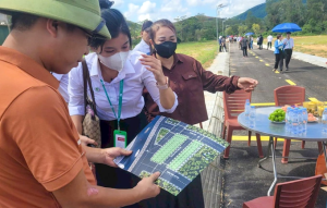 Tu van cho khach hang mua dat tai du an dat nen ven song
