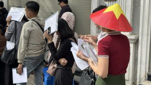 Ban đầu, chủ đầu tư chỉ thu 20 hồ sơ vào buổi sáng. Tuy nhiên, trước cảnh người người dân xếp hàng giữa trưa nắng, Tổng công ty đã quyết định tăng lượng hồ sơ xử lý lên 50 bộ.
